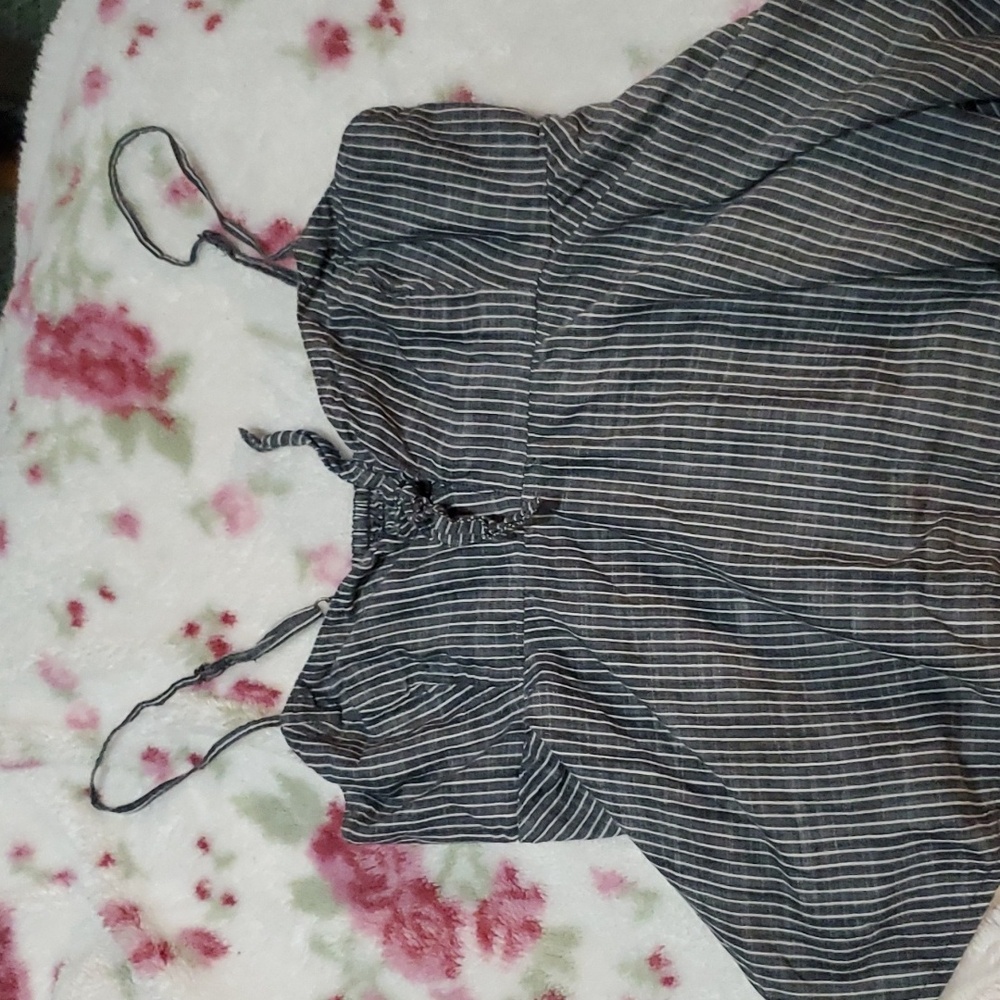 Flowy pin strip top